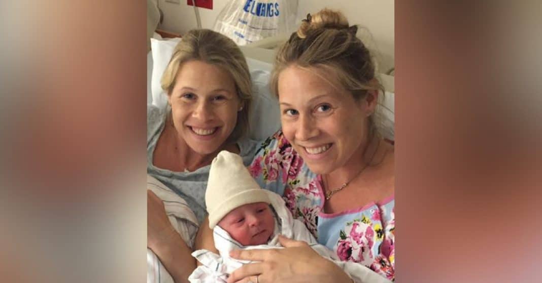 She Holds Twin’s Hand During Labor. Hours Later Feels Something Strange, Knows It’s ‘Twin Power’