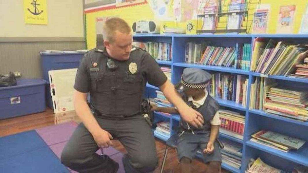 Age 6 Boy’s Rare Condition Keeps Him From Going Outside For Recess, So Cop Offers To Be His Best Friend
