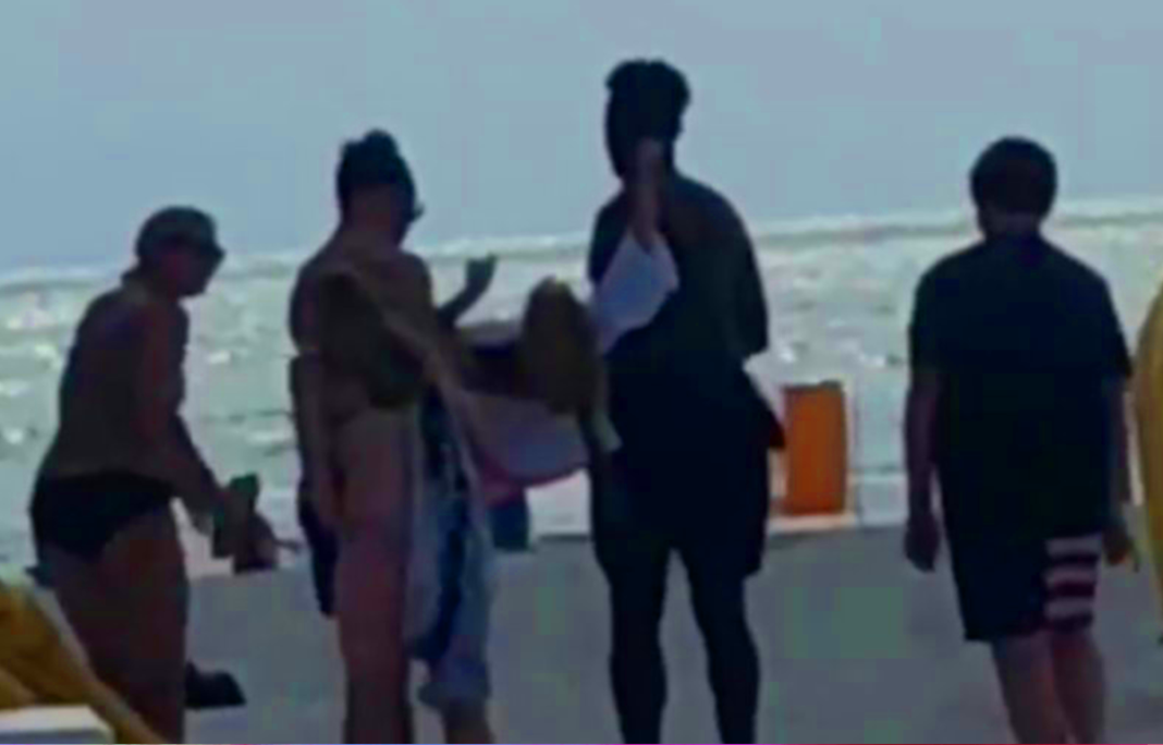 Mom Can’t Get Daughter With Cerebral Palsy To The Beach, Then 2 ‘Knights In Shining Armor’ Show Up